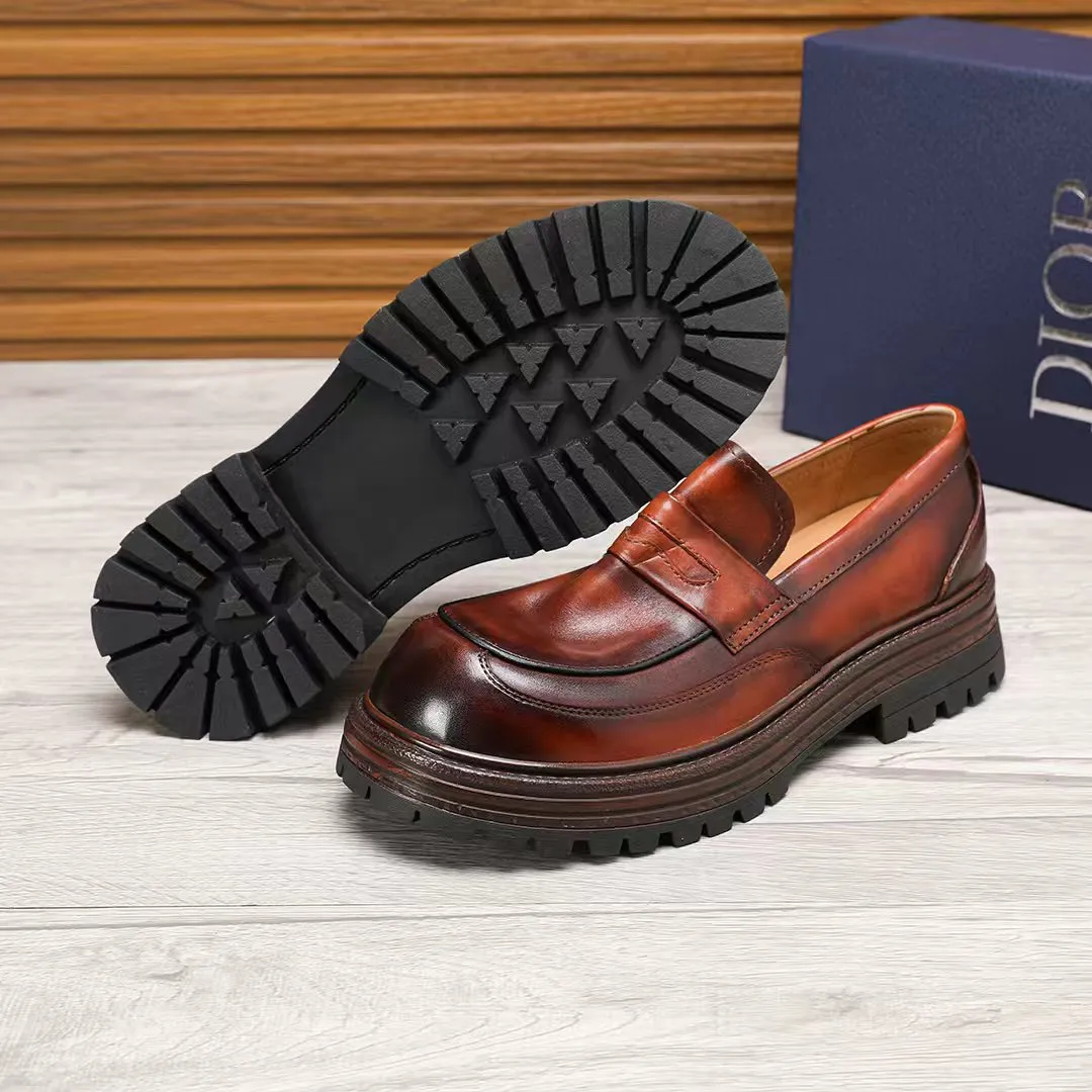 Factory price 540 🕷️🕷️[Dior] Dior's new men's shoes are launched in Hong Kong counters. Official website 1:1 production. Original Italian patented cowhide + water-dyed 🐂 leather lining. Designed by European and American masters. Goodyear craftsmanship, washed cowhide, perfect shape to create counter quality, solid color rubber wear-resistant outsole and classic dazzling toe! Super versatile and very comfortable. High-end without losing taste, fashionable and novel! ! Absolute focus! Colors optional, code number 38-44 (45 customized)